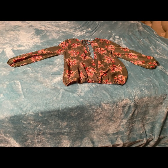UPS & Downs green and rose sheer Floral Wrap Blouse -Size Large - Picture 3 of 3